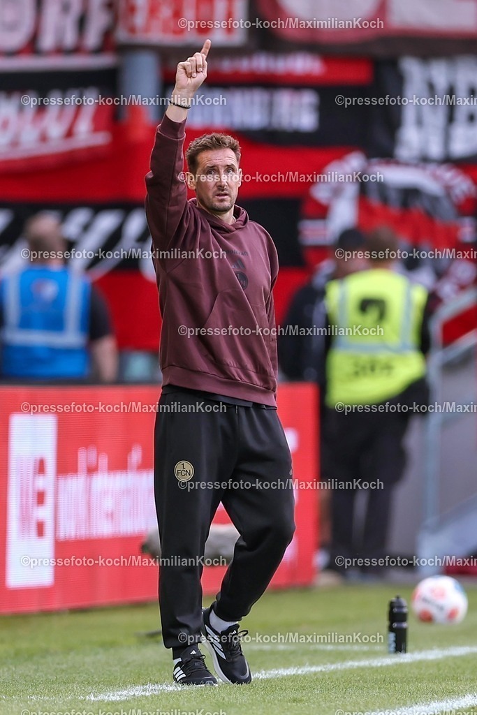 PRM22082501112 | 22.08.2025, Fußball, Preußen Münster - 1. FC Nürnberg, 2. Fußball Bundesliga,  Preußenstadion, Saison 2025 2026: Cheftrainer Miroslav Klose (1FC Nuernberg #hc) gestikulierend am Spielfeldrand Gestik  DFB regulations prohibit any use of photographs as image sequences and or quasi-video.