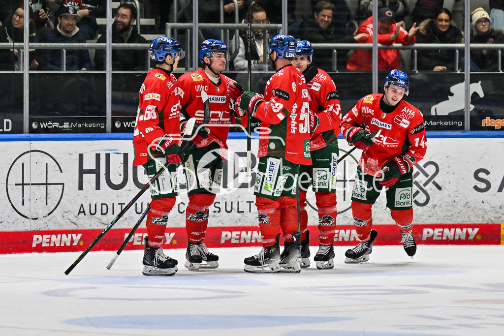 Augsburger Panther - Schwenninger Wild Wings | AUGSBURG, DEUTSCHLAND - 2. NOVEMBER: Jubel der Panther nach dem Treffer zum 4-1 durch D. J. BUSDEKER (Augsburger Panther 14), Tor / Torschuetze / Freude / Happy beim Ligaspiel zwischen den Augsburger Panthern und den Schwenninger Wild Wings am 17. Spieltag der Penny DEL im Curt Frenzel Stadion am 02.11.2025