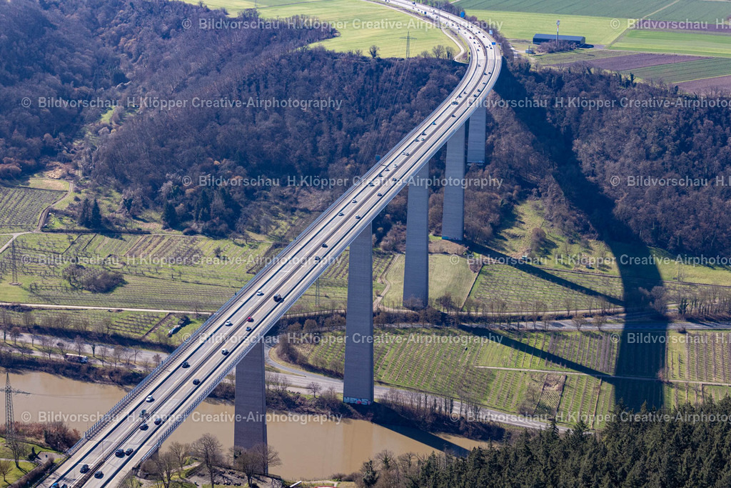 Luftbilder Winningen-9908 | Luftbildfotografie Streckenführung und Fahrspuren im Verlauf der Autobahn- Brücke der BAB A" Moseltalbrücke " an der Straße Moseltalbrücke BAB A61 in Winningen im Bundesland Rheinland-Pfalz, Deutschland - Realisiert mit Pictrs.com