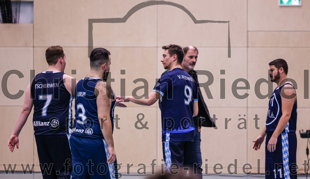 2022-04-03_101_TSV_Vaterstetten_gegen_SV_Weissblau-Allianz_Muenchen | Vaterstetten, Deutschland, 03.04.2022:
Basketball, Bezirksoberliga Herren 2021 / 2022, 14. Spieltag, TSV Vaterstetten gegen SV Weißblau-Allianz München, Endergebnis: 86:54

Maximilian Tscherwen (SV Weißblau-Allianz München, #7), Emre Urun (SV Weißblau-Allianz München, #3), Daniel Linke (SV Weißblau-Allianz München, #9), Yasin Gürel (SV Weißblau-Allianz München, #11)

Foto: Christian Riedel / fotografie-riedel.net