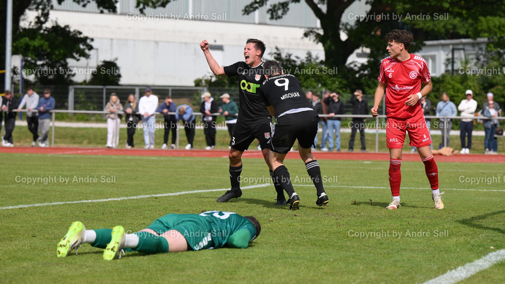Gettorfer SC vs MTV Dänischenhagen | Tim Ladewig (Dänischenhagen #3 links) bejubelt mit seinem Mitspieler Lars Mischak (Dänischenhagen #9) sein Tor zum 0-3 / Henrik Holz (Gettorf #23) &amp; Kjell Hartmann (Gettorf #6) sind fassungslosFußball-Verbandsliga Ost Männer 2024/2025 / Gettorfer SC vs MTV Dänischenhagen / Sportpark 1 / Gettorf / 24.05.25 - Realisiert mit Pictrs.com