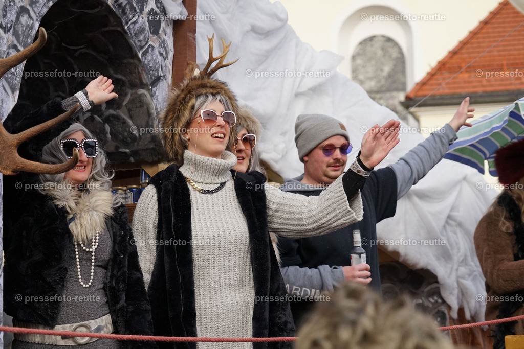 news-2023-Feb11-Fasching-Weissenbach-DSC02004 | Info aus dem Bezirk Reutte/Ausserfern Tirol sowie eine umfangreiche Bilddatenbank über die gesamte Region: Lechtal, Talkessel Reutte, Tannheimertal, Zwischentoren. Lech, Plansee, Zugspitze, Grenztunnel, B179, Fernpassstraße, Verkehr, Lawinen, Tradition, - Realisiert mit Pictrs.com