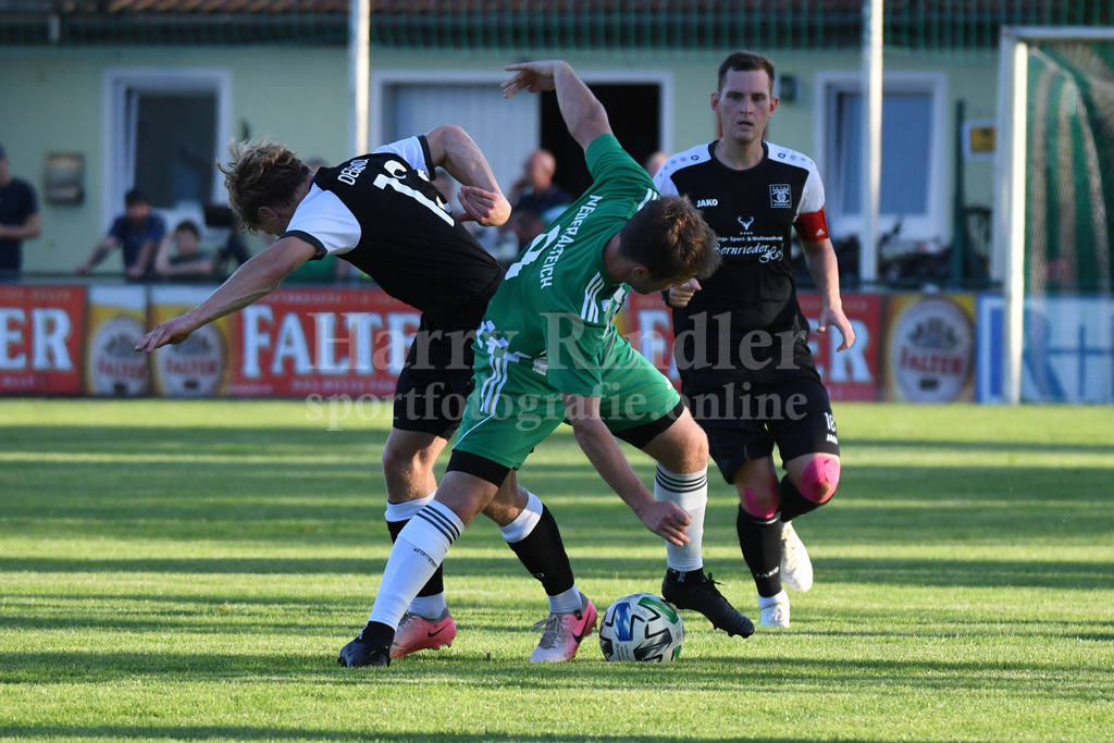 SpVgg Niederalteich : SpVgg GW Deggendorf | Im Derby wurde um jeden Ball gekämpft: Luca Frank (SpVgg GW Deggendorf #13) eigene U19 und Florian Nickl (SpVgg Niederalteich)  Neuzugang SV Schöfweg - Realisiert mit Pictrs.com