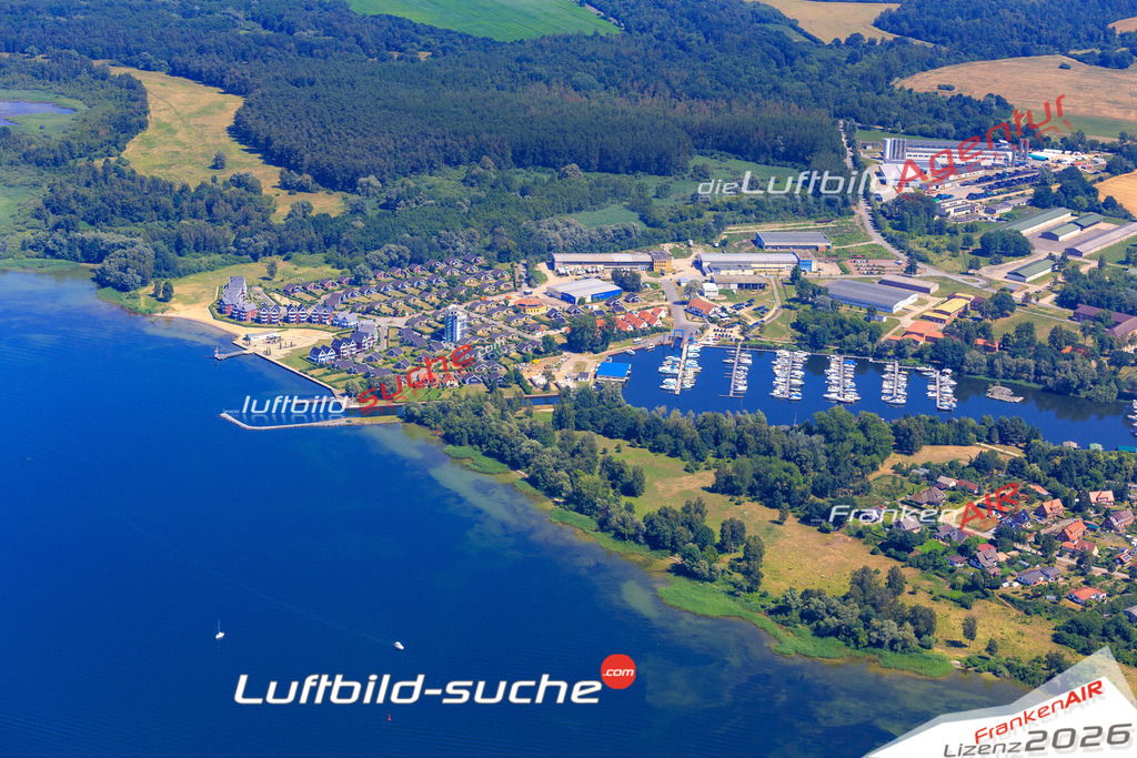 Die Luftbildaufnahme Hafendorf - Müritz wurde 2018 mittels Flugzeug (keine Drohne) erstellt. Perfekte Schärfe und Druck- Auflösung- Garantiert!