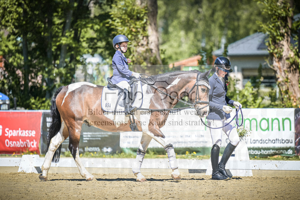 DOS_8826 | Entdecke hochwertige Reitturnierfotos von Foto Oger. Professionell, emotional und authentisch – jetzt Lieblingsmomente im Shop bestellen.Deutschlandweite Turnierfotografie. - Realisiert mit Pictrs.com