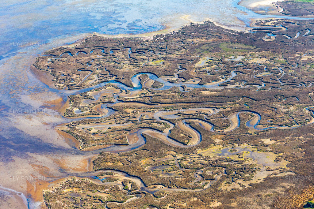 Vue aérienne: Paysage d'eau saumâtre sur Isola Marinetta à Lido di Grado près de Lignano Sabbiadoro à Lignano Sabbiadoro dans le département Udine, Italie. Photo: IMG_098049.jpg prise le 03/04/2017 par Werner Riehm/FLY-FOTO.eu – Résolution de l'original: 5472 x 3648 px