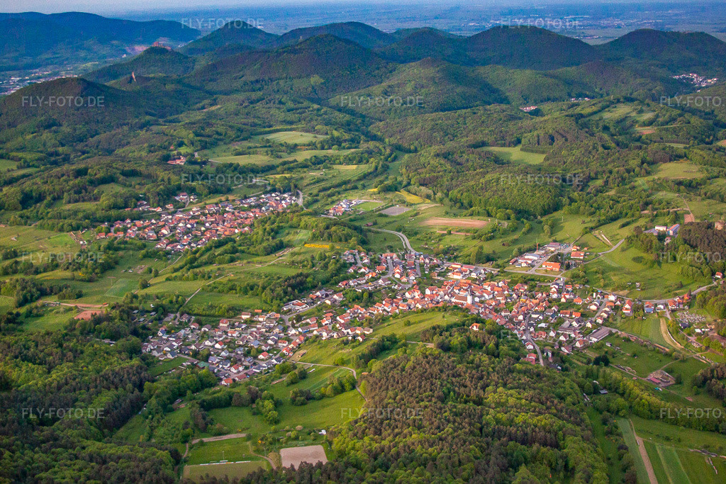 Luftbild: Dorfansicht im Ortsteil Gossersweiler in Gossersweiler-Stein im Bundesland Rheinland-Pfalz in Deutschland. Foto: IMG_57266.jpg vom 30.05.2013 durch Werner Riehm/FLY-FOTO.de
