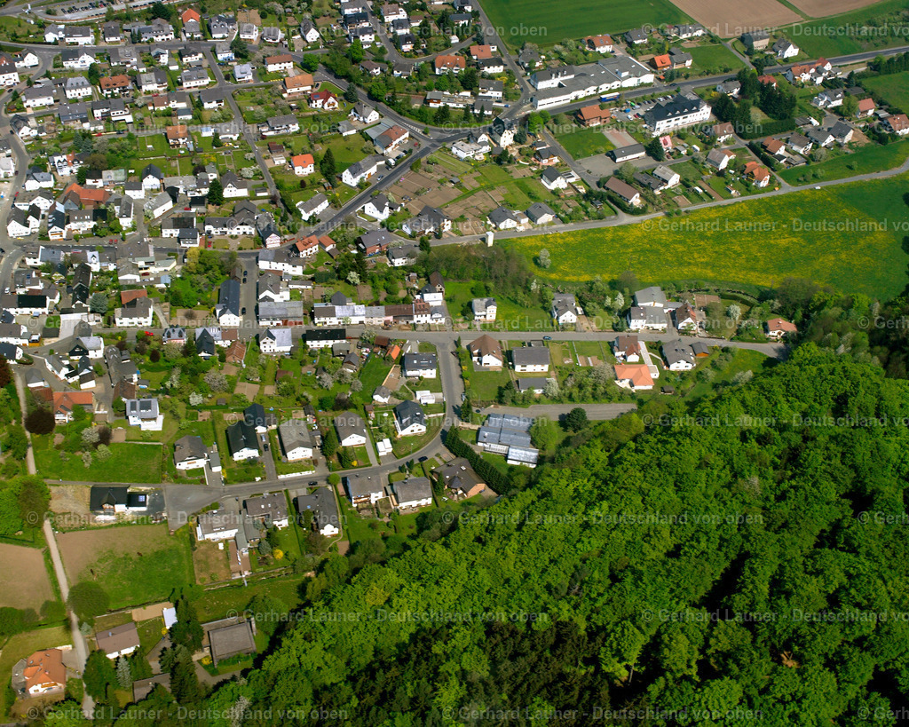 2610090 | SCHöNBACH 09.06.2006 Ortsansicht der Straßen und Häuser der Wohngebiete in Schönbach im Bundesland Hessen, Deutschland // Town View of the streets and houses of the residential areas in Schönbach in the state Hesse, Germany Foto: Gerhard Launer