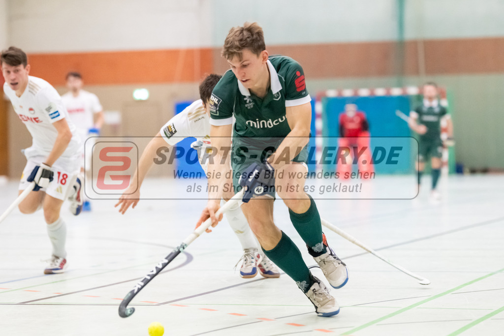 SFE_20240113_0080 | Mülheim, Deutschland, 13.01.2024: Henrik Mertgens (Uhlenhorst Mülheim) in Aktion waehrend des Spiels der Halle 1. Bundesliga Herren zwischen Uhlenhorst Mülheim vs Rot-Weiss Köln im Sporthalle Lehnerstr. (HTCU) am 13.01.2024 in Mülheim, Deutschland. (Foto von Stephan Fehrmann)

Mülheim, Germany, 13.01.2024: Henrik Mertgens (Uhlenhorst Mülheim) in action during the game of Halle 1. Bundesliga Herren between Uhlenhorst Mülheim vs Rot-Weiss Köln in Sporthalle Lehnerstr. (HTCU) at 13.01.2024 in Mülheim, Deutschland. (Foto von Stephan Fehrmann)
