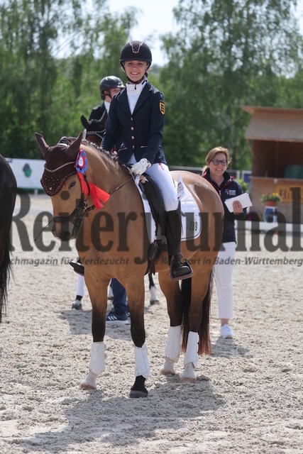 Birkhof_2024_Prfg.Nr.02_Dressurreiterprfg_Kl.A_Siegerehrung_Prüfung_Nr.02_Dressurreiter_Kl.A_ (30) | Alle Fotos der Reiterjournal Fotografin Doris Matthaes im Reiterjournal Online-Fotoshop. - Realisiert mit Pictrs.com