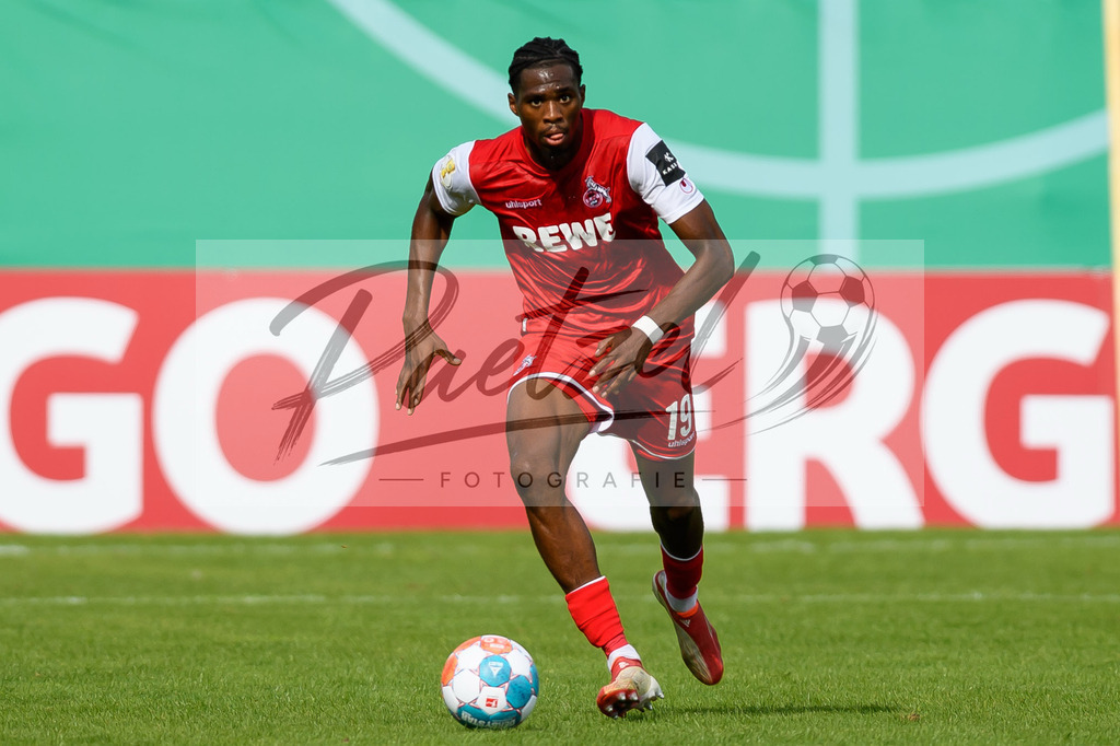 JENKOE20210808_253 | Fussball, Herren: Kingsley Ehizibue (1. FC Koeln) in Aktion, am Ball, Einzelaktion beim Spiel der 1. Runde im DFB-Pokal zwischen FC Carl Zeiss Jena und 1. FC Koeln im Ernst-Abbe-Sportfeld am 08.08.2021 in Jena, Deutschland.DFB / DFL REGULATIONS PROHIBIT ANY USE OF PHOTOGRAPHS AS IMAGE SEQUENCES AND/OR QUASI-VIDEO. - Realisiert mit Pictrs.com