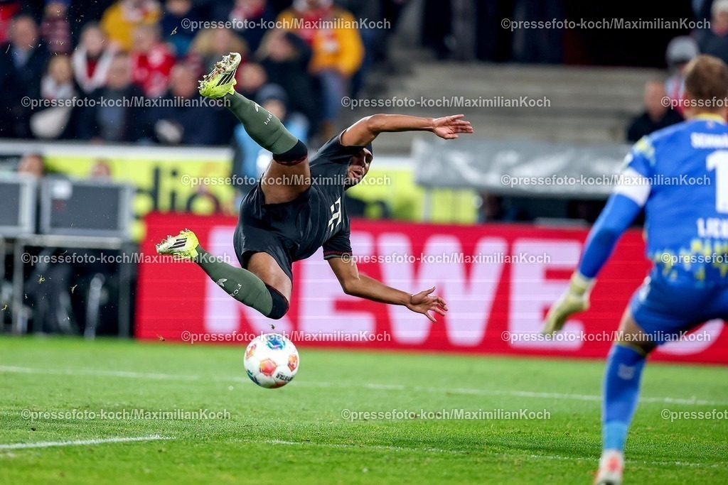 1FC14012601044 | 14.01.2026, Fußball, 1. FC Köln - FC Bayern München, 1. Fußball Bundesliga, 17. Spieltag, RheinEnergie-STADION, Saison 2025 2026: Serge Gnabry (FC Bayern Muenchen #07) fliegt vor dem Tor von Torwart Marvin Schwäbe (1FC Koeln #01) durch die Luft  DFB regulations prohibit any use of photographs as image sequences and or quasi-video.