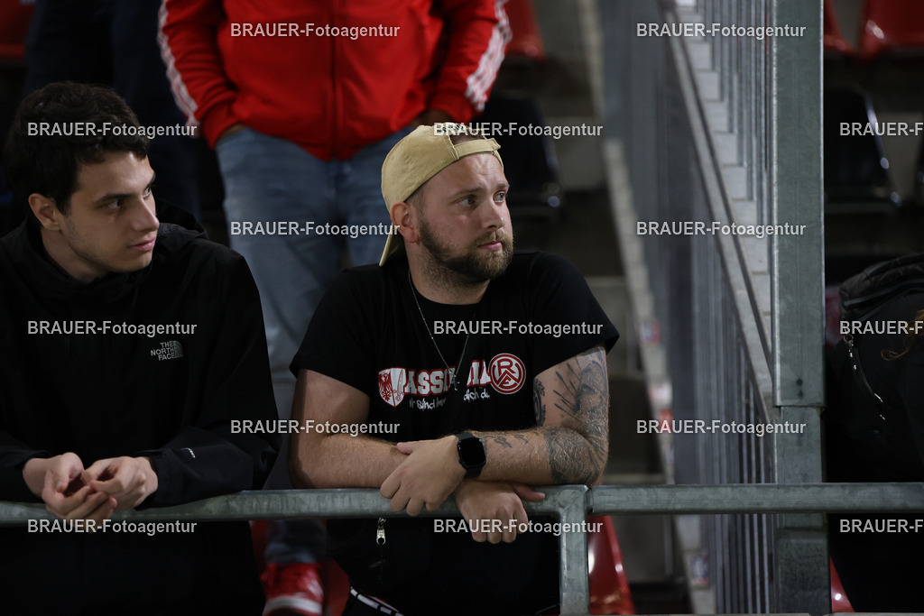 SV Wehen Wiesbaden - Rot-Weiss Essen | Wiesbaden, Deutschland, 22.08.2025XXwährend des drittliga Spiels zwischen SV Wehen Wiesbaden und Rot-Weiss Essen am 22.08.2025 in der BRITA-Arena in Wiesbaden. (Foto von Timo Bluhmki-Schmidt/Brauer Fotoagentur