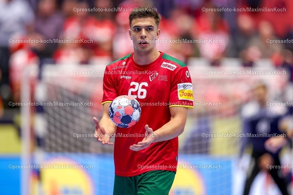 EHF16012601046 | 16.01.2026, Handball, Men's EHF EURO 2026, Portugal - Rumänien, Jyske Bank Boxen in Herning, Dänemark, Preliminary Round:  Francisco Mota Costa (Portugal #26) 