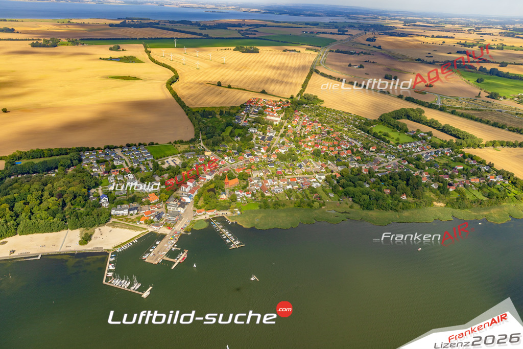 Neue Luftbildaufnahme der Stadt Altefähr - Das Luftbild wurde 2025 vom UL-Flugzeug heraus erstellt ( keine Drohnenaufnahme ) - Hochauflösende Luftaufnahme - für Wandbilder und großformatige Ausdrucke geeignet. Das besondere Geschenk!Hier alle&nbsp;Infos zur Lizenzierung der LuftaufnahmeWir fliegen auch dieses Jahr wieder in Ihre Region um Luftbilder zu erstellen.- Luftbild anfragen