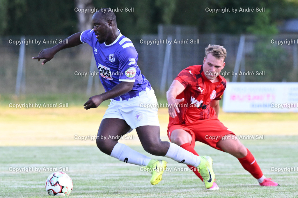VfR Neumünster vs FC Kilia Kiel | Moshood Adesanya (VfR #99) vs Paul Meseberg (Kilia #18) / Fußball-Oberliga Männer 2026/2027 / VfR Neumünster vs FC Kilia Kiel / Grümmi-Arena / Neumünster / 04.08.26 - Realisiert mit Pictrs.com