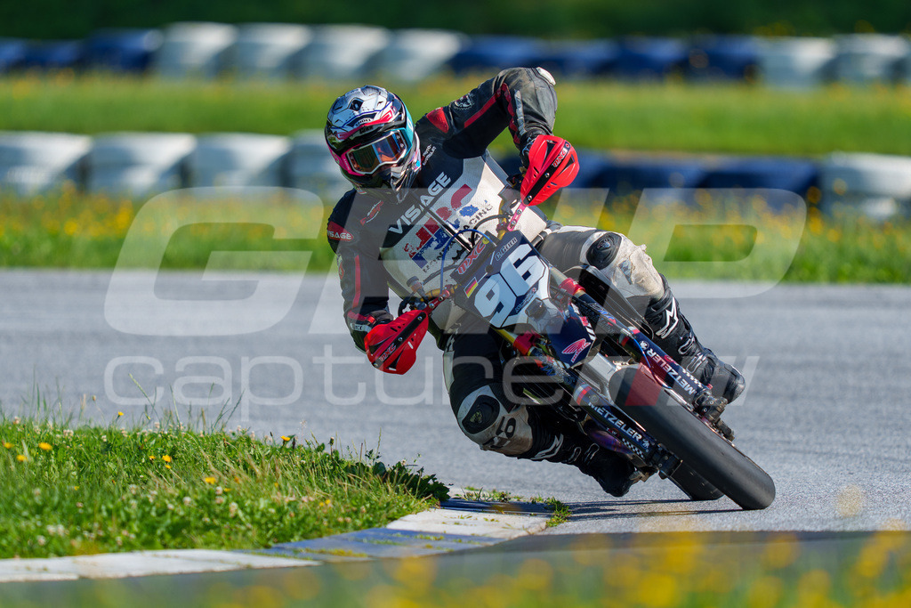 SuperMoto_Staatsmeisterschaft_Greinbach_080 | GRIPcapture steht für authentische Sportfotografie in Österreich – für Momente, die mehr sind als Geschwindigkeit oder Ergebnis. Es geht um Emotion, Spannung, Fokus und den Augenblick, der oft nur einen Wimpernschlag dauert.Ob Motorsport, Teamsport oder 