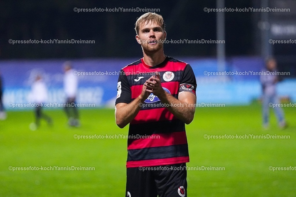 xYDR28092501187 | 28.09.2025, xydrx, Fußball, 3.Liga, Viktoria Köln - VFL Osnabrück, Saison 2025 2026, Sportpark Höhenberg: Lars Dietz (Viktoria Köln #2)  DFB regulations prohibit any use of photographs as image sequences and or quasi-video.