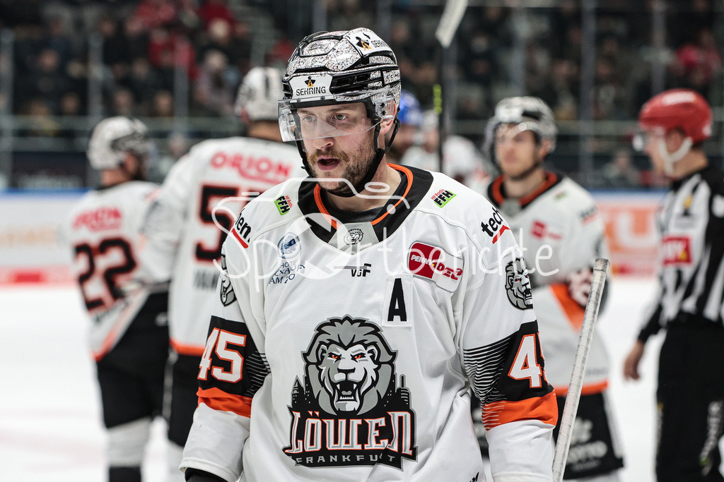 Augsburger Panther - Loewen Frankfurt | Carson McMILLAN (FRA #45) in Aktion