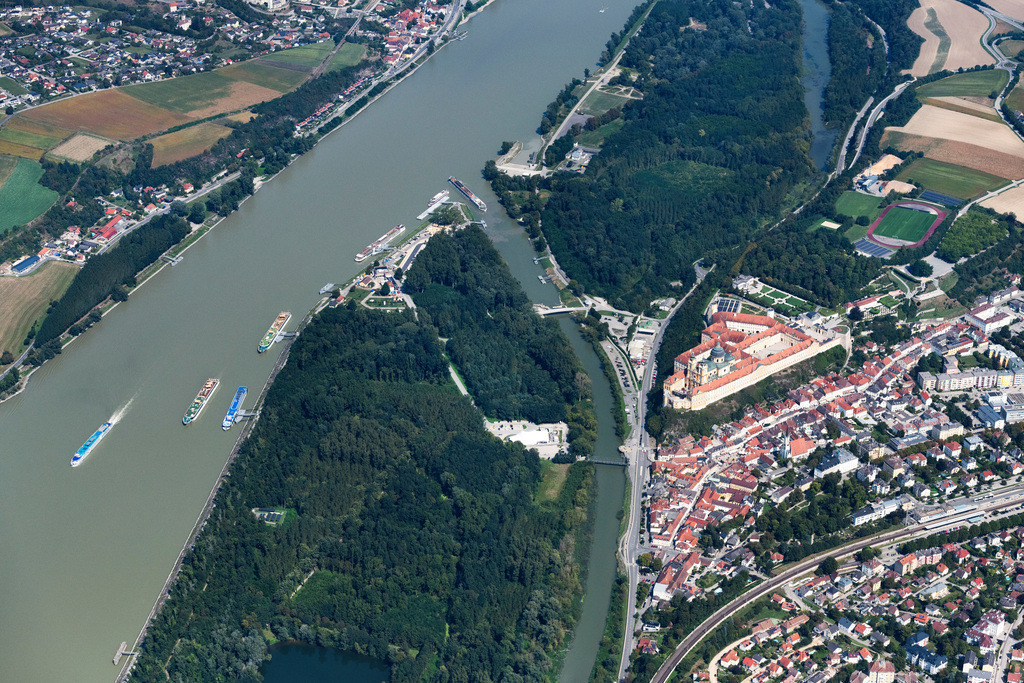 dr__0053825.jpg | MELK 28.08.2024 Gebäudekomplex des Klosters Stift Melk an der Abt-Berthold-Dietmayr-Straße in Melk in Niederösterreich, Österreich. // Complex of buildings of the monastery Stift Melk on street Abt-Berthold-Dietmayr-Strasse in Melk in Lower Austria, Austria. Foto: Daniel Reiter
