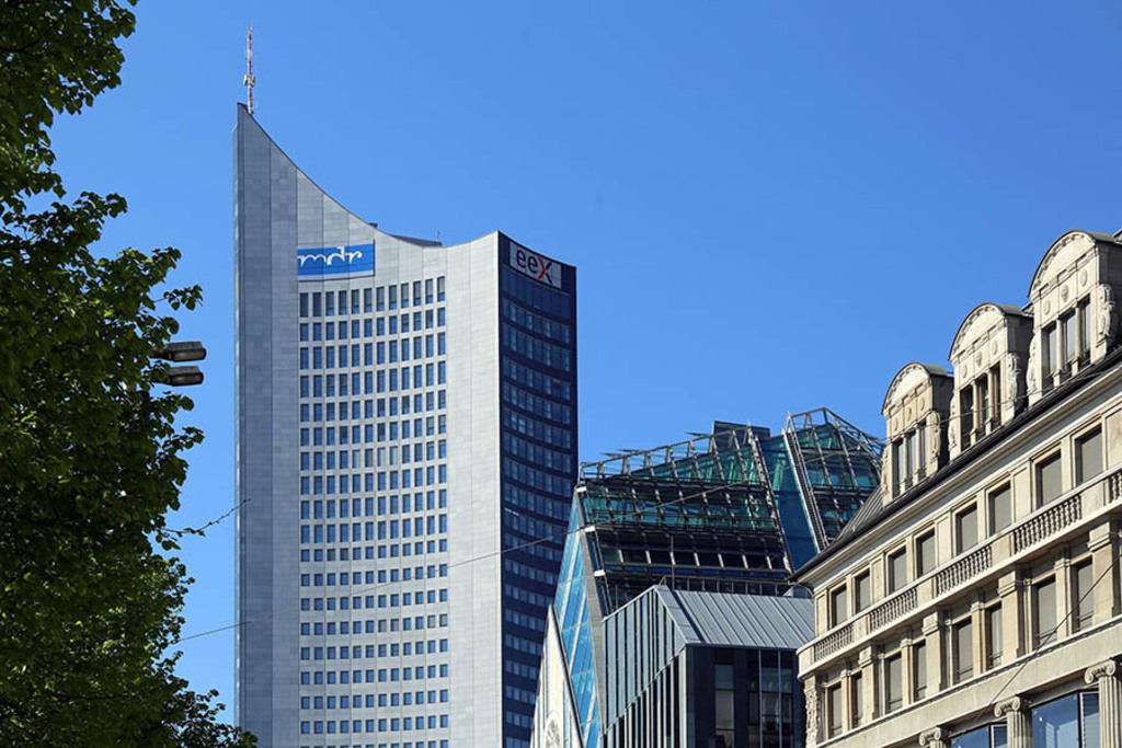 Bildlexikon Leipzig - Bamberger & Hertz - Königsbau - Kontraste: City Hochhaus, Universität und Bamberger und Hertz | Das Team hinter BILDLEXIKON LEIPZIG bündelt historische wie aktuelle Informationen über die Stadt Leipzig in Text und Bild auf einer Plattform und stellt diese der interessierten Öffentlichkeit zur Verfügung.