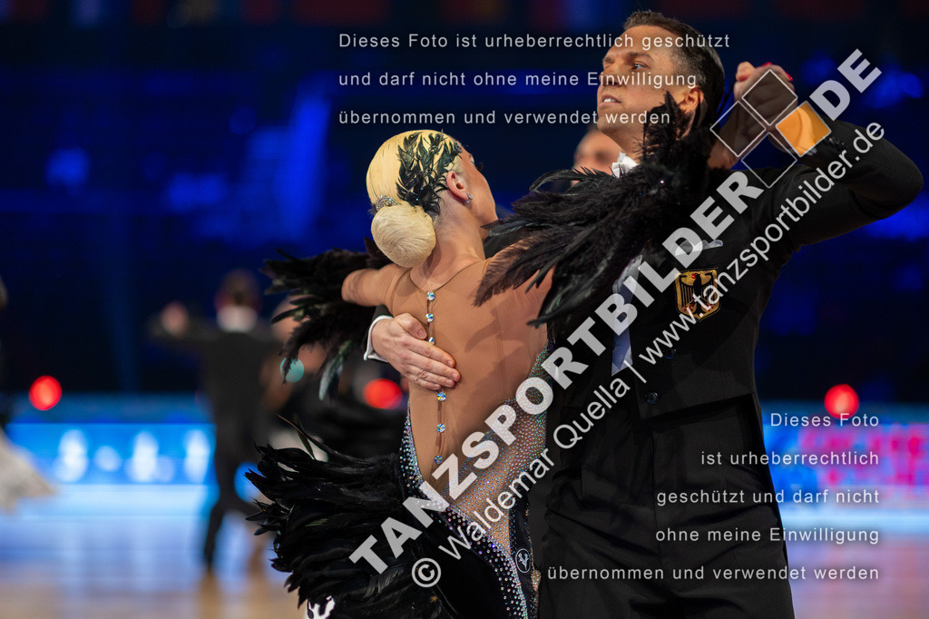 20251206-01911 | Hier finden Sie Tanz Bilder vom Latein und Standard Formationen tanzen. Sportbilder vom Tanzsport. Schöne Fotos und von Weltmeisterschaft, Europameisterschaft, Bundesliga, Regionalliga, Oberliga und Landesliga sowie von GOC Stuttgart, DanceComp, WM Bremen