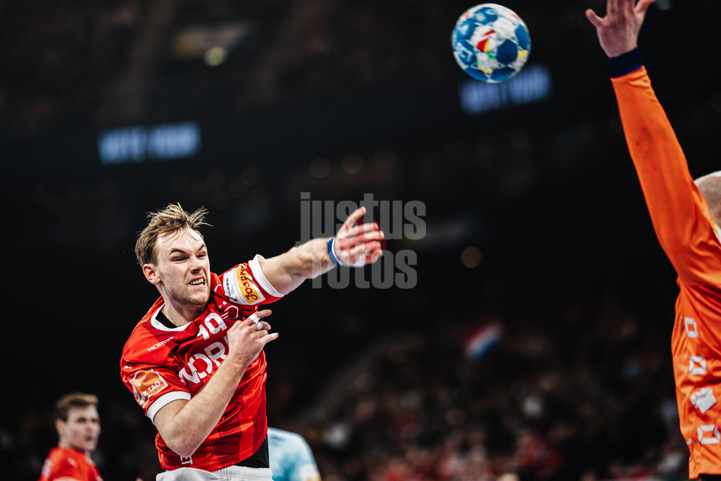 Handball | Herren | EHF EURO 2024 | European Championshop Men 2024 Final Tournament | Dänemark vs. Holland | 17.01.2024 | Mathias Gidsel (#19, Dänemark, DEN) beim Wurf