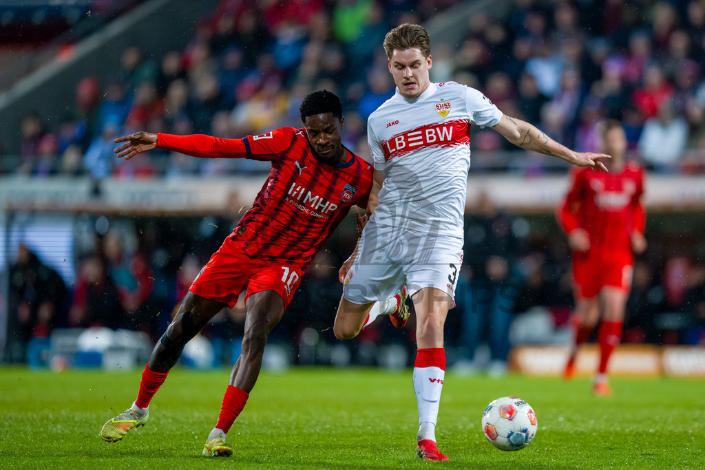 1. FC Heidenheim vs. VfB Stuttgart, Fussball, 1. Bundesliga, 23. Spieltag, Saison 2025/2026, 22.02.2026 | Ramon Hendriks (VfB Stuttgart, #03) im Zweikampf mit Christian Conteh (1. FC Heidenheim 1846, #10),1. FC Heidenheim vs. VfB Stuttgart, Fussball, 1. Bundesliga, 23. Spieltag, Saison 2025/2026, 22.02.2026Foto: photosbyphips/Philip Ziegler