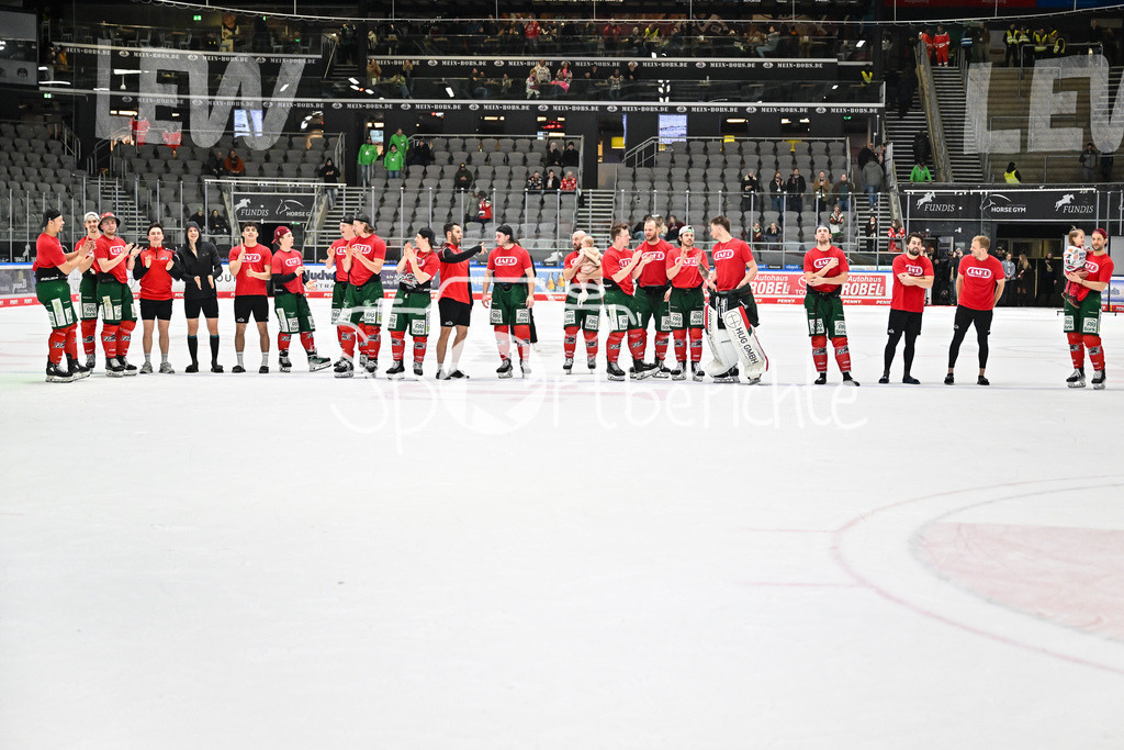 Augsburger Panther - Eisbären Berlin | AUGSBURG, GERMANY - 27. JANUARY: die Mannschaft der Panther feiert zusammen mit den Fans den 2-1 Heimsieg gegen Berlin nach dem Match zwischen den Augsburger Panthern und den Fischtown Pinguins am 43. Spieltag der Penny DEL im Curt Frenzel Stadion