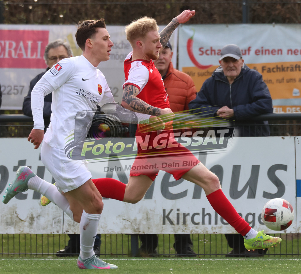 FC RW Kirchlengern - Post TSV Detmold | Auf dem Bild zu sehen: Rot FC RW Kirchlengern: Jan Luka Kollmeier ; Weiß Post TSV Detmold: Erik BormatkovFC RW Kirchlengern, Post TSV Detmold, Saison 25/26, Landesliga, Deutschland - Realisiert mit Pictrs.com