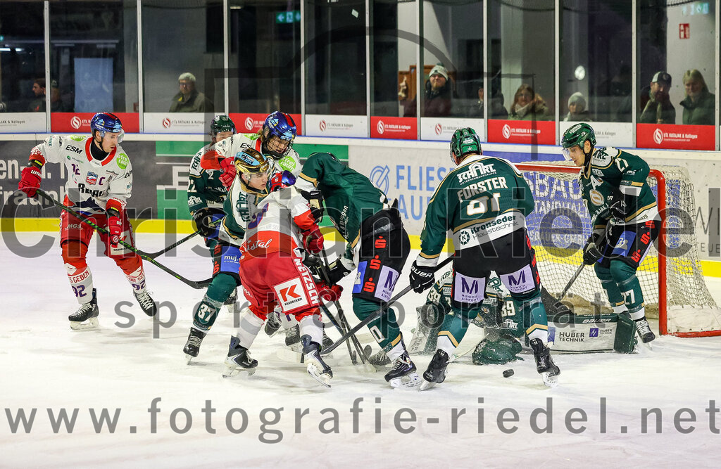 2026-01-18_112_TSV_Erding_gegen_Selber_Woelfe | Erding, Deutschland, 18.01.2026:Eishockey, Oberliga Süd 2025 / 2026, 38. Spieltag, TSV Erding gegen Selber Wölfe, Endergebnis: 2:3 n.V.Thomas Matheson (Erding Gladiators, #37), Felix Bauer (Selber Wölfe, #50), Maximilian Forster (Erding Gladiators, #81), Torwart Leon Meder (Erding Gladiators, #39), Mark Waldhausen (Erding Gladiators, #27)Foto: Christian Riedel / fotografie-riedel.net