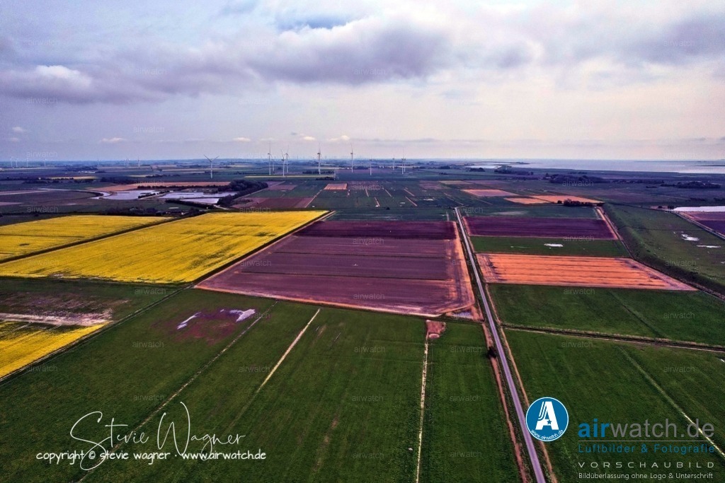 Luftbilder Galmsbuellkoog - Nordfriesland | Luftbilder Galmsbuellkoog - Wasserhaltung: Die Regulierung des Wasserstandes im Galmsbüllkoog war eine weitere Herausforderung. Es mussten geeignete Maßnahmen ergriffen werden, um den Wasserstand zu regulieren und die Erträge der Landwirtschaft zu sichern.