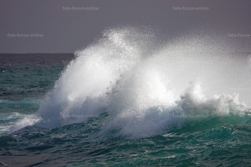 Wild waves | Atlantic breakwater