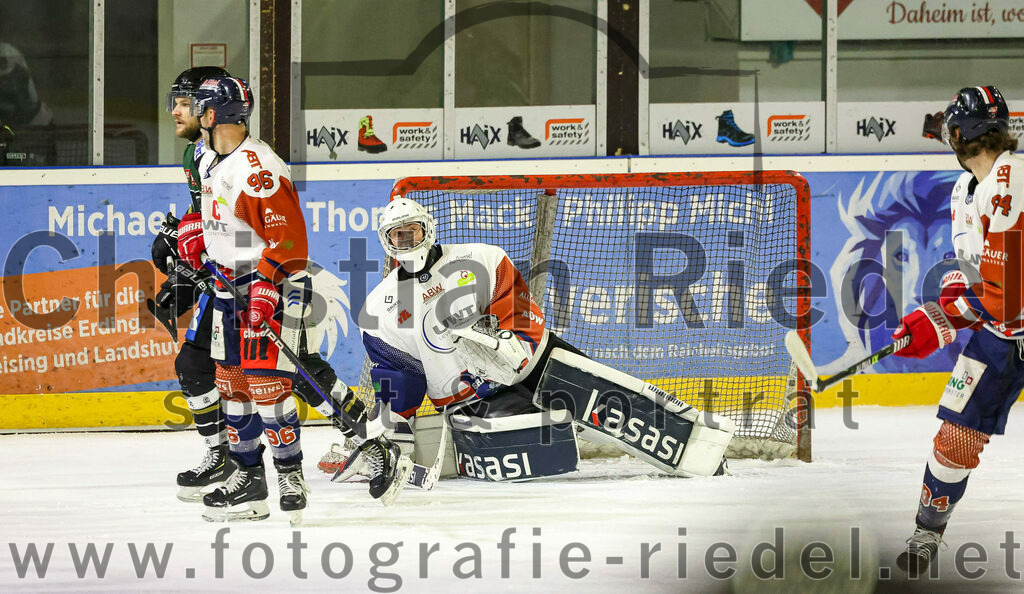 2023-03-07_048_TSV_Erding_gegen_ESC_Kempten | Erding, Deutschland, 07.03.2023:
Eishockey, Bayernliga Playoffs 2022 / 2023, Viertelfinale, TSV Erding gegen ESC Kempten, Endergebnis: 9:3

Eric Nadeau (ESC Kempten, #96), Torwart David Blaschta (ESC Kempten, #1)

Foto: Christian Riedel / fotografie-riedel.net