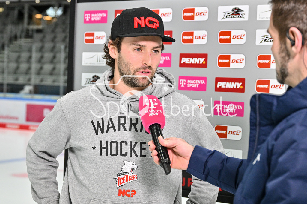 Augsburger Panther - Nürnberg Ice Tigers | Im Bild Evan BARRATT (Nürnberg Ice Tigers #10) beim Interview von MagentaSport vor der Partie in Augsburg / Freisteller / Einezelfoto / DEL: Augsburger Panther - Nuernberg Ice Tigers, Curt Frenzel Stadion am 03.01.2025