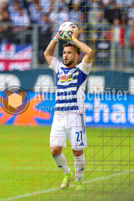 MSV Duisburg vs VfB Stuttgart II - 3. Liga | Duisburg, Deutschland, 02.08.25:   Can Coskun (MSV Duisburg) schaut waehrend des Spiels der 3. Liga MSV Duisburg vs VfB Stuttgart II in der schauinsland-reisen-arena(Foto von Brauer-Fotoagentur / Adrian Schlueter)