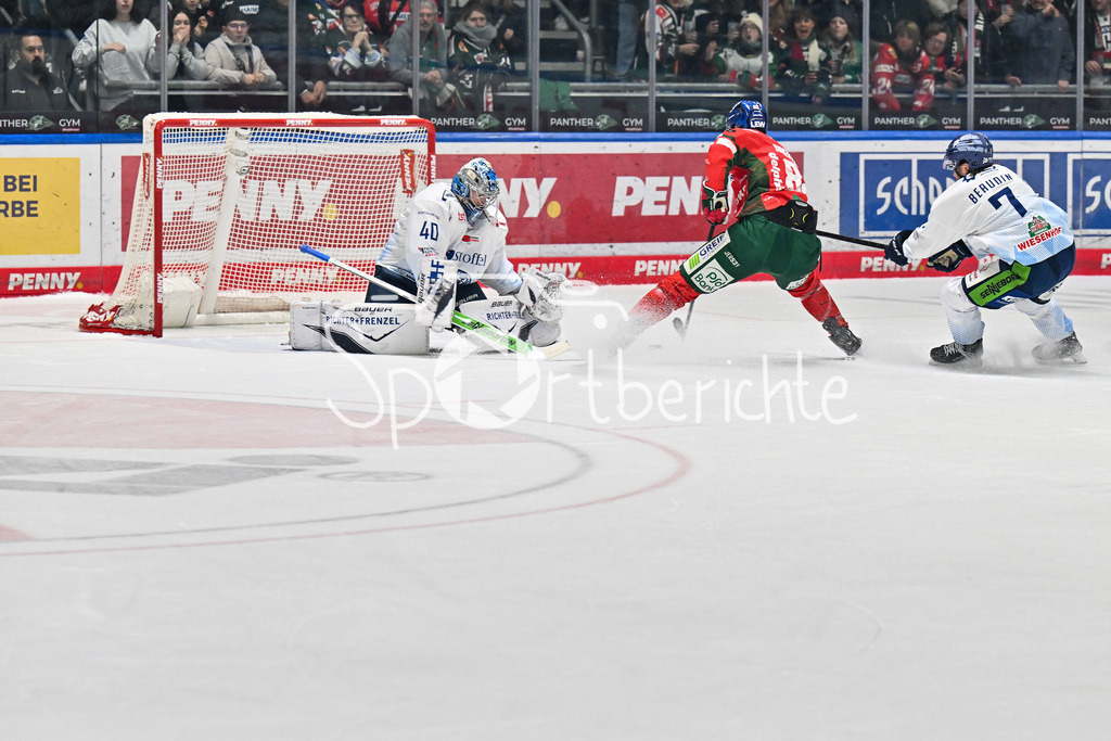 Augsburger Panther - Straubing Tigers | Augsburg, DEUTSCHLAND - 14. NOVEMBER: in dieser Szene erzielt Alexandre GRENIER (Augsburger Panther 82) den Treffer zum 1-2 / Tor / Torschuetze / Freude / Happy / beim Ligaspiel zwischen den Augsburger Panthern und den Straubing Tigers am 18. Spieltag der Penny DEL im Curt Frenzel Stadion am 14.11.2025