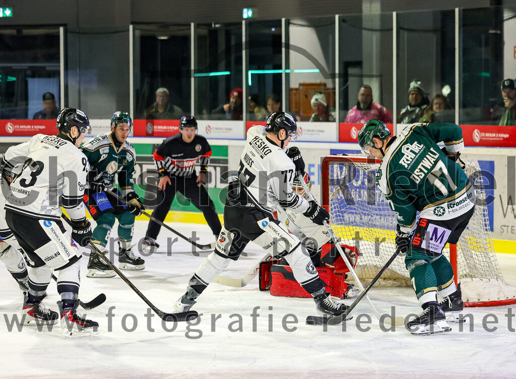 2025-11-25_130_TSV_Erding_gegen_EHF_Passau_Black_Hawks | Erding, Deutschland, 25.11.2025:Eishockey, Oberliga Süd 2025 / 2026, 20. Spieltag, TSV Erding gegen EHF Passau Black Hawks, Endergebnis: 2:3 n.V.Marian Bauer (EHF Passau Black Hawks, #93), Maximilian Forster (Erding Gladiators, #81), Thomas Nuss (EHF Passau Black Hawks, #77), Torwart Janik Engler (EHF Passau Black Hawks, #30), Elia Ostwald (Erding Gladiators, #17)Foto: Christian Riedel / fotografie-riedel.net