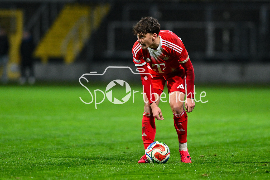 FC Bayern Amateure - SpVgg Unterhaching | MÜNCHEN, DEUTSCHLAND - 24. FEBRUAR: beim Freistoss Louis RICHTER (FC Bayern München II 19) während dem Spiel zwischen den Amateuren des FC Bayern München und der SpVgg Unterhaching am 25. Spieltag der Regionalliga Bayern im Grünwalder Stadion