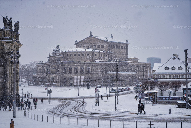 semperoper_winter | Fotografie Photography Dresden Photoshooting  Fotoshooting Fotografin Dresdencity Bilder  Foto Dresdenvideos Kalender Postkarten Bilderdownload Portrait Hochzeitsfotografie Familienfotos Bewerbungsbilder Studiofotografie Fotograf Dresdenbilder Business - Realisiert mit Pictrs.com