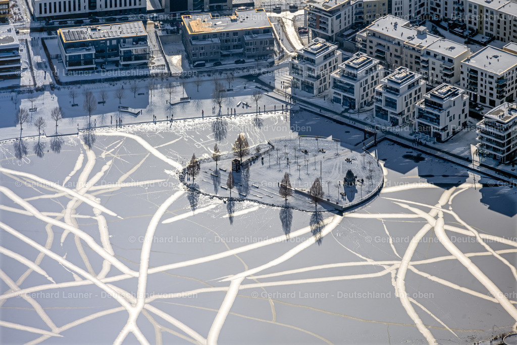 4043772 | DORTMUND 13.02.2021 Winterlich schneebedeckte Spuren auf der gefrorenen und mit Eis bedeckte Wasseroberfläche Phoenix See im Ortsteil Hörde in Dortmund im Ruhrgebiet im Bundesland Nordrhein-Westfalen, Deutschland. Weiterführende Informationen bei: DSW21 Dortmunder Stadtwerke AG. // Wintry snowy traces on the frozen and ice-covered water surface PhoenixSee in the district Hoerde in Dortmund at Ruhrgebiet in the state North Rhine-Westphalia, Germany. Further information at: DSW21 Dortmunder Stadtwerke AG. Foto: Gerhard Launer