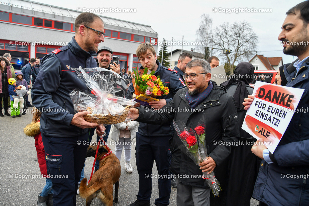 Feuerwehr Traun_ Empfang Rettungshunde Erdbebeneinsatz Türkei_ 17.02.2023-19 | 17.02.2023, Traun, AUT, Feuerwehr Traun, Empfang Rettungshunde Erdbebeneinsatz Tuerkei, im Bild Markus Gruber mit Boom und Gerald Schmidberger mit Action werden herzlich empfangen