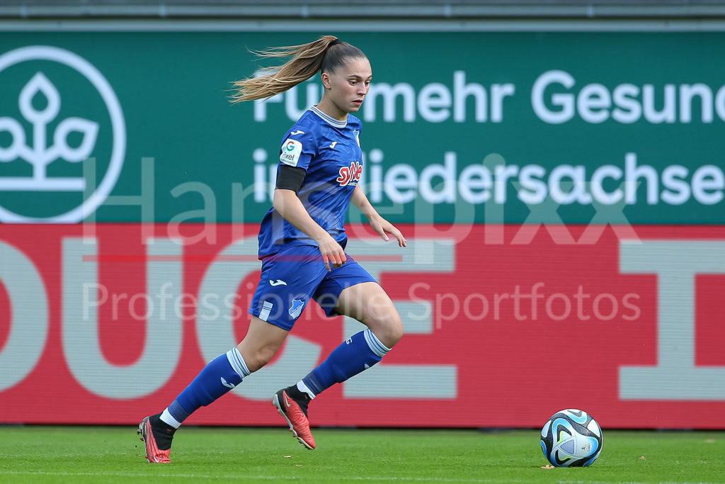 Fussball, Google Pixel Frauen-Bundesliga, VfL Wolfsburg - TSG 1899 Hoffenheim | v.li.: Jill Janssens (TSG 1899 Hoffenheim, 9) am Ball, Freisteller, Einzelbild, Ganzkörper, Aktion, Action, Spielszene, DIE DFB-RICHTLINIEN UNTERSAGEN JEGLICHE NUTZUNG VON FOTOS ALS SEQUENZBILDER UND/ODER VIDEOÄHNLICHE FOTOSTRECKEN. DFB REGULATIONS PROHIBIT ANY USE OF PHOTOGRAPHS AS IMAGE SEQUENCES AND/OR QUASI-VIDEO.