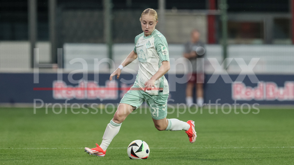 Fussball, Google Pixel Frauen-Bundesliga, RB Leipzig - SV Werder Bremen | v.li.: Caroline Siems (SV Werder Bremen, 21) am Ball, Freisteller, Einzelbild, Ganzkörper, Aktion, Action, Spielszene, DIE DFB-RICHTLINIEN UNTERSAGEN JEGLICHE NUTZUNG VON FOTOS ALS SEQUENZBILDER UND/ODER VIDEOÄHNLICHE FOTOSTRECKEN. DFB REGULATIONS PROHIBIT ANY USE OF PHOTOGRAPHS AS IMAGE SEQUENCES AND/OR QUASI-VIDEO.