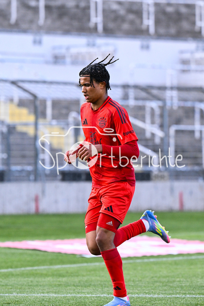 FC Bayern Amateure - Türkgücü München | Jubel der Bayern Amateure nach dem Treffer zum 3-0 durch Julien YANDA (FC Bayern München II #3) / Tor / Torschuetze / Freude / Happy / Regionalliga Bayern: FC Bayern Muenchen II - Tuerkguecue Muenchen, Gruenwalder Stadion am 09.05.2025