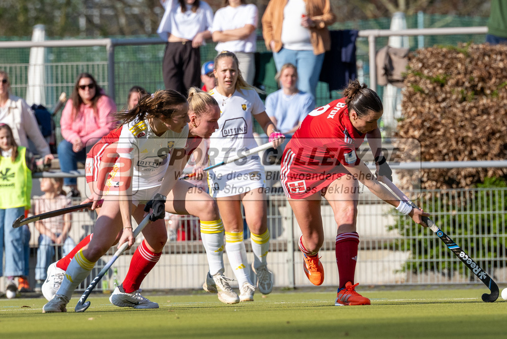 SFE_20260322_0125 | Köln, Deutschland, 22.03.26: Feldhockey 1. Bundesliga Damen zwischen Rot-Weiss Köln - Harvestehuder HTC im REWE Sportpark am 22.03.2026 in Köln, Deutschland. (Foto von Stephan Fehrmann)Köln, Germany, 22.03.26: Feldhockey 1. Bundesliga Damen between Rot-Weiss Köln - Harvestehuder HTC in REWE Sportpark at 22.03.2026 in Köln, Deutschland. (Foto from Stephan Fehrmann)