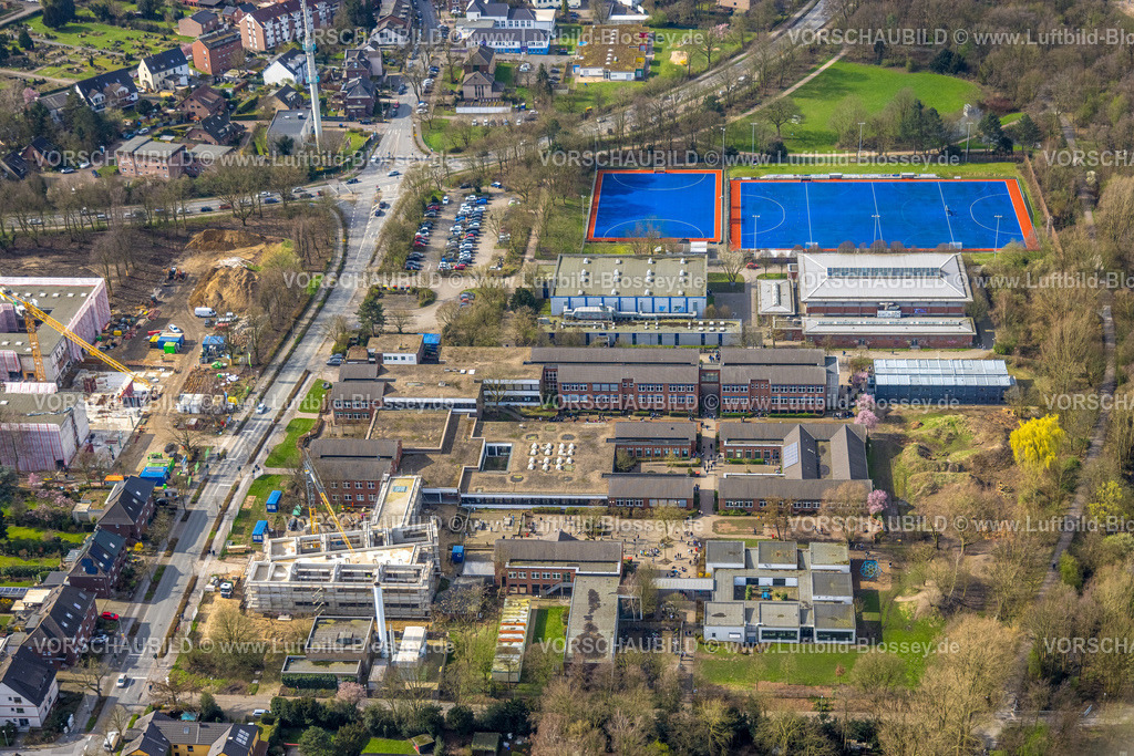 Dinslaken240308623 | Luftbild, Gustav-Heinemann-Schulzentrum Campus-Nord, Gesamtschule Hiesfeld mit Baustelle und Baukran, Sportplatz mit blauem Feld Hockeyabteilung des TV Jahn Dinslaken-Hiesfeld 1906 e.V., Sporthalle, Hiesfeld, Dinslaken, Nordrhein-Westfalen, Deutschland