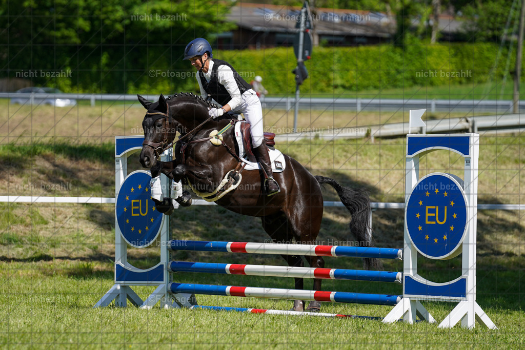 20240518-FAH03112 | rbilder, Turnierfotografen ayern, Fotoagentur Herrmann, Geländeturnier, Springbilder, Dressurbilder, Jungpferdefotograf