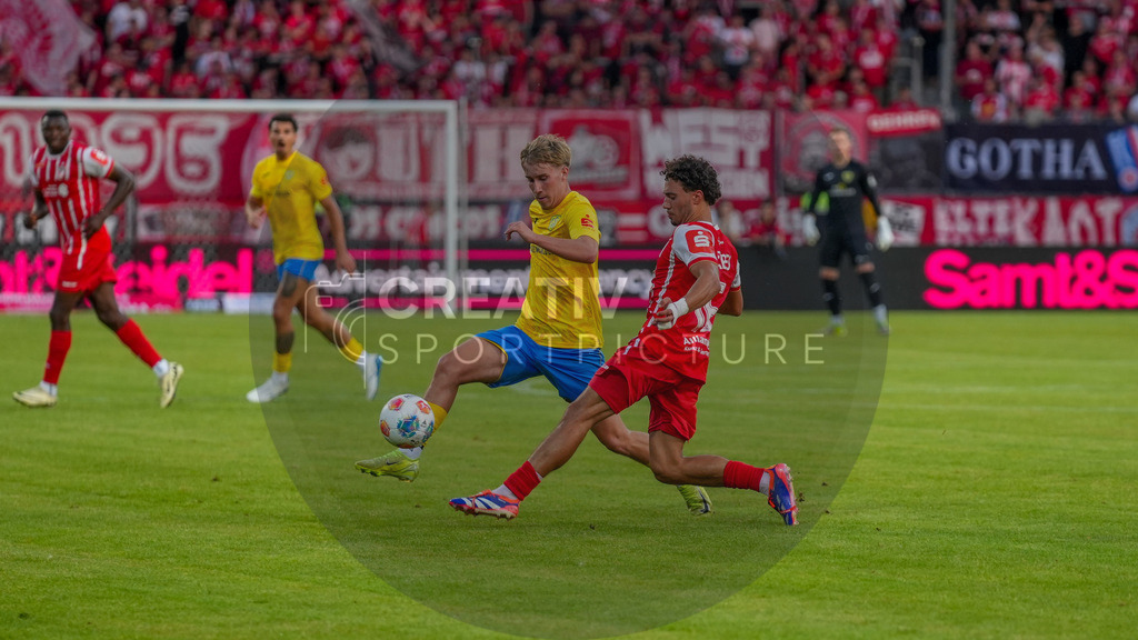 Fußball, Herren, Saison 2025/2026, Regionalliga Nordost, 1. Spieltag, FC Rot-Weiß Erfurt vs. FSV 63 Luckenwalde, Freitag 25.07.2025, Steigerwaldstadion Erfurt, | Fußball, Herren, Saison 2025/2026, Regionalliga Nordost, 1. Spieltag, FC Rot-Weiß Erfurt vs. FSV 63 Luckenwalde, Freitag 25.07.2025, Steigerwaldstadion Erfurt, Im Bild: Fritz Schröder (l. Luckenwalde) und Pablo Santana Soares (r. Erfurt) - Realisiert mit Pictrs.com
