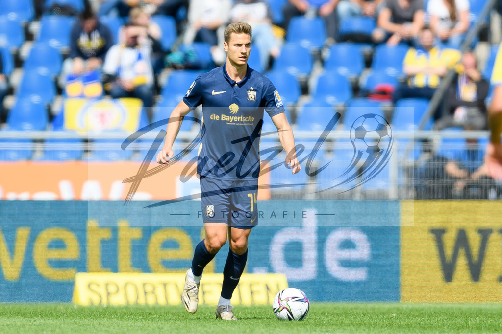 EBSTSV20210828_108 | Fussball, Herren: Dennis Dressel (TSV 1860 Muenchen) in Aktion, am Ball, Einzelaktion beim Spiel der 3. Liga zwischen Eintracht Braunschweig und TSV 1860 Muenchen im Eintracht-Stadion am 28.08.2021 in Braunschweig, Deutschland.DFB / DFL REGULATIONS PROHIBIT ANY USE OF PHOTOGRAPHS AS IMAGE SEQUENCES AND/OR QUASI-VIDEO. - Realisiert mit Pictrs.com